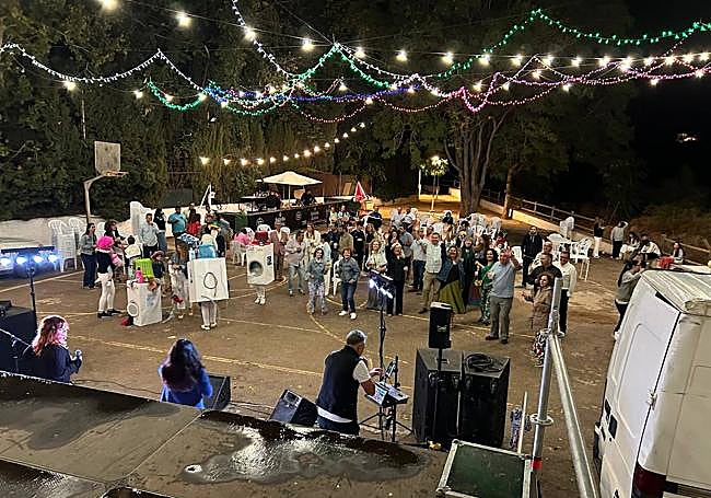 Aspecto de la plaza de las Escuelas en la celebración de las fiestas tras las labores de limpieza.