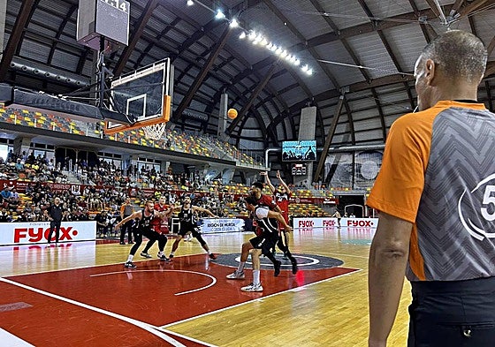 Lucha por el rebote en un tiro libre de Rubén Guerrero.