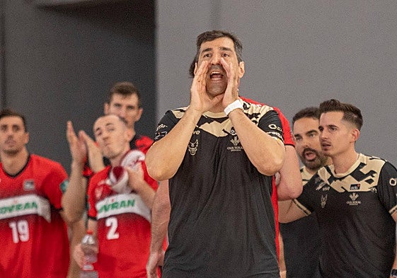 Pablo Pin da instrucciones a sus jugadores.