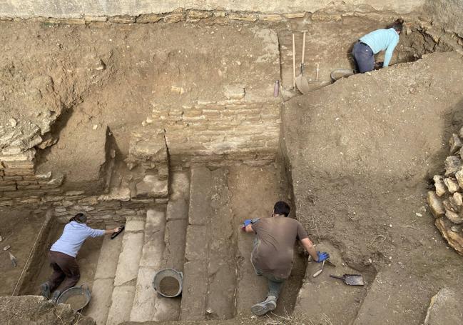 Excavando la escalera monumental.