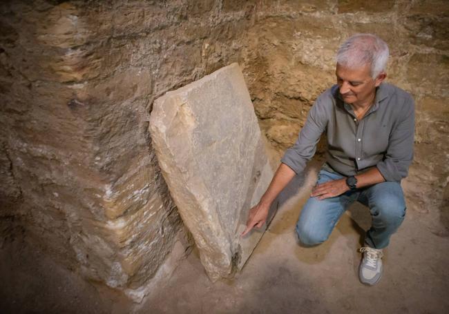 Piedra original que había a la entrada del criptopórtico.