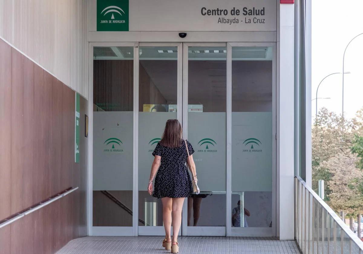 Una paciente accede al centro de salud Albayda-La Cruz de Granada.