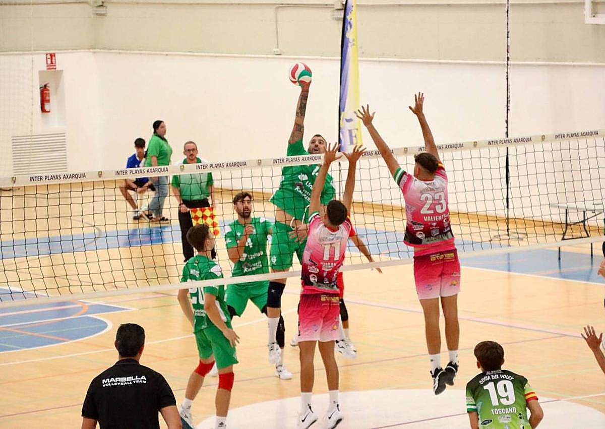 Imagen secundaria 1 - Arriba, Alaka'i Todd ataca por punta. Abajo a la izquierda, Borja Ruiz en un primer tiempo A la derecha, ataque de Charly Jimenez, MVP del partido.