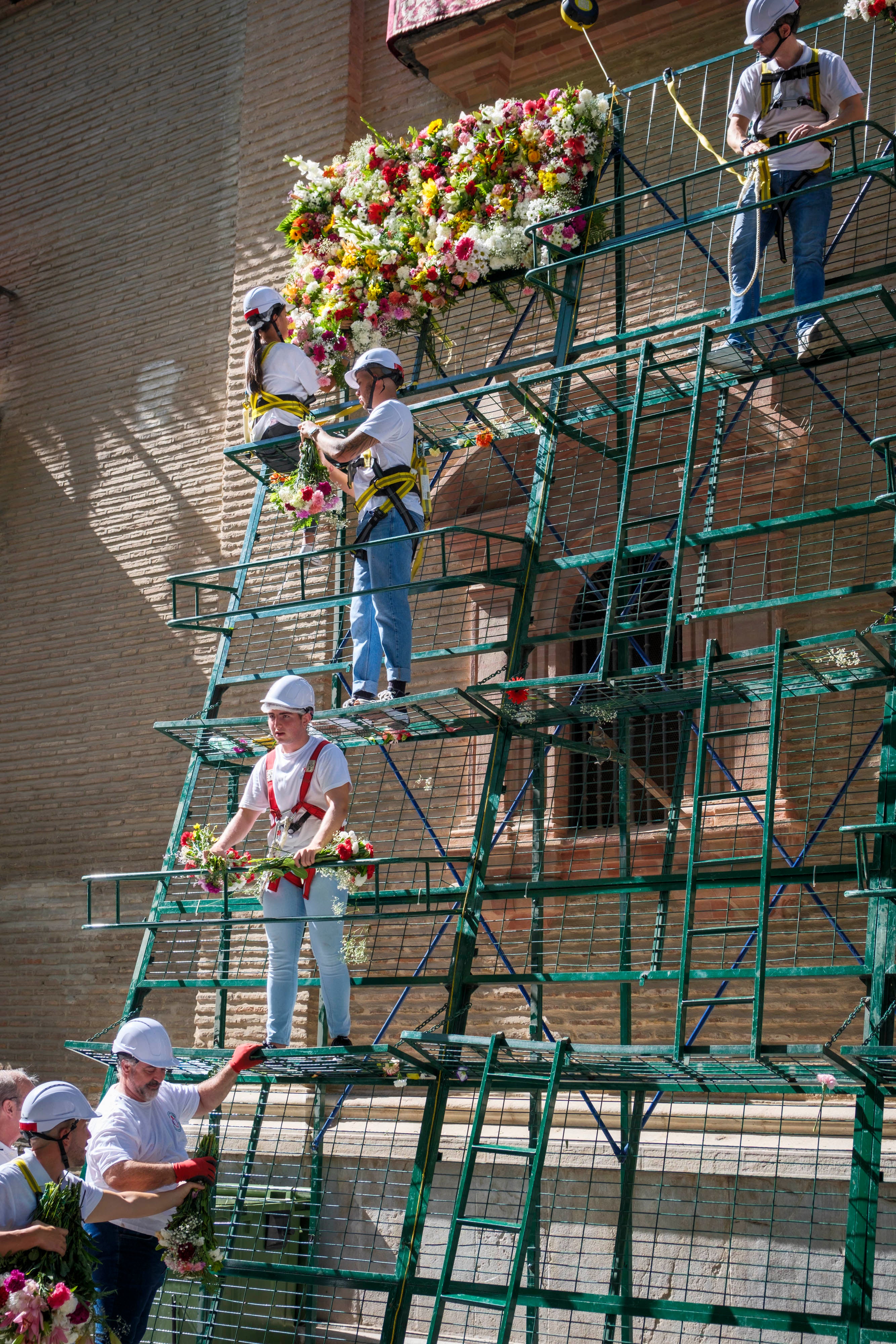 La ofrenda floral a la Virgen de las Angustias, en imágenes