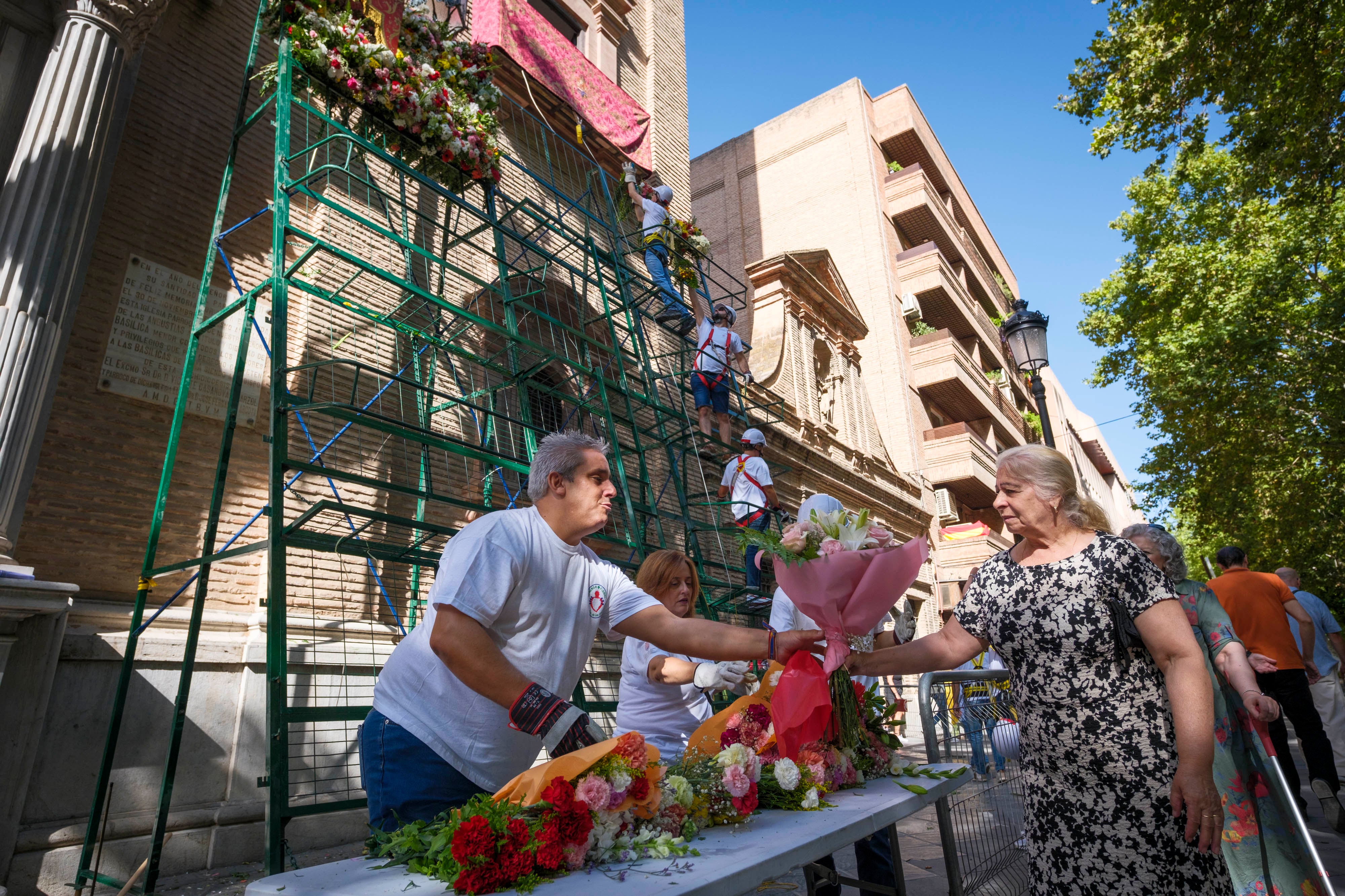 La ofrenda floral a la Virgen de las Angustias, en imágenes