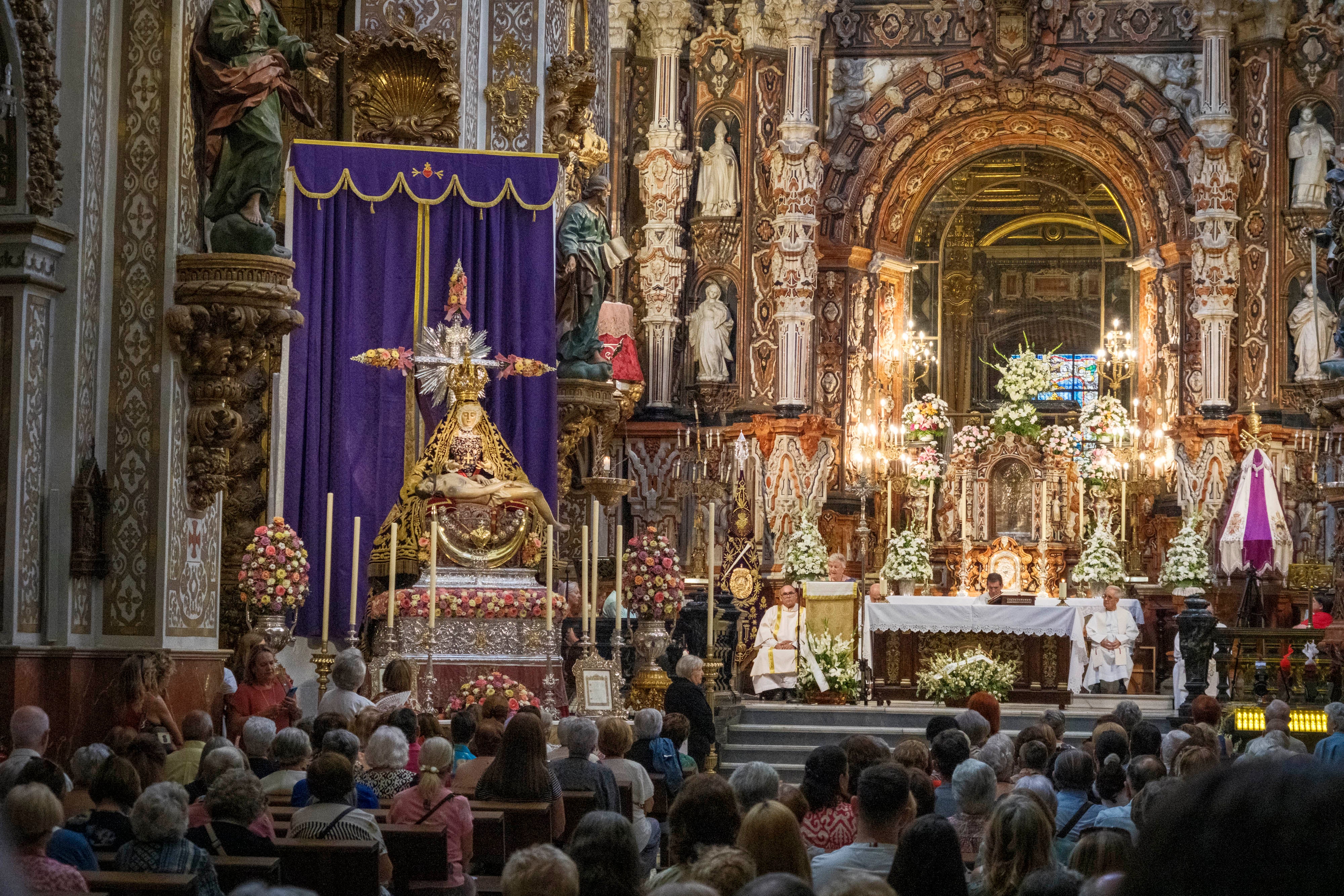 La ofrenda floral a la Virgen de las Angustias, en imágenes