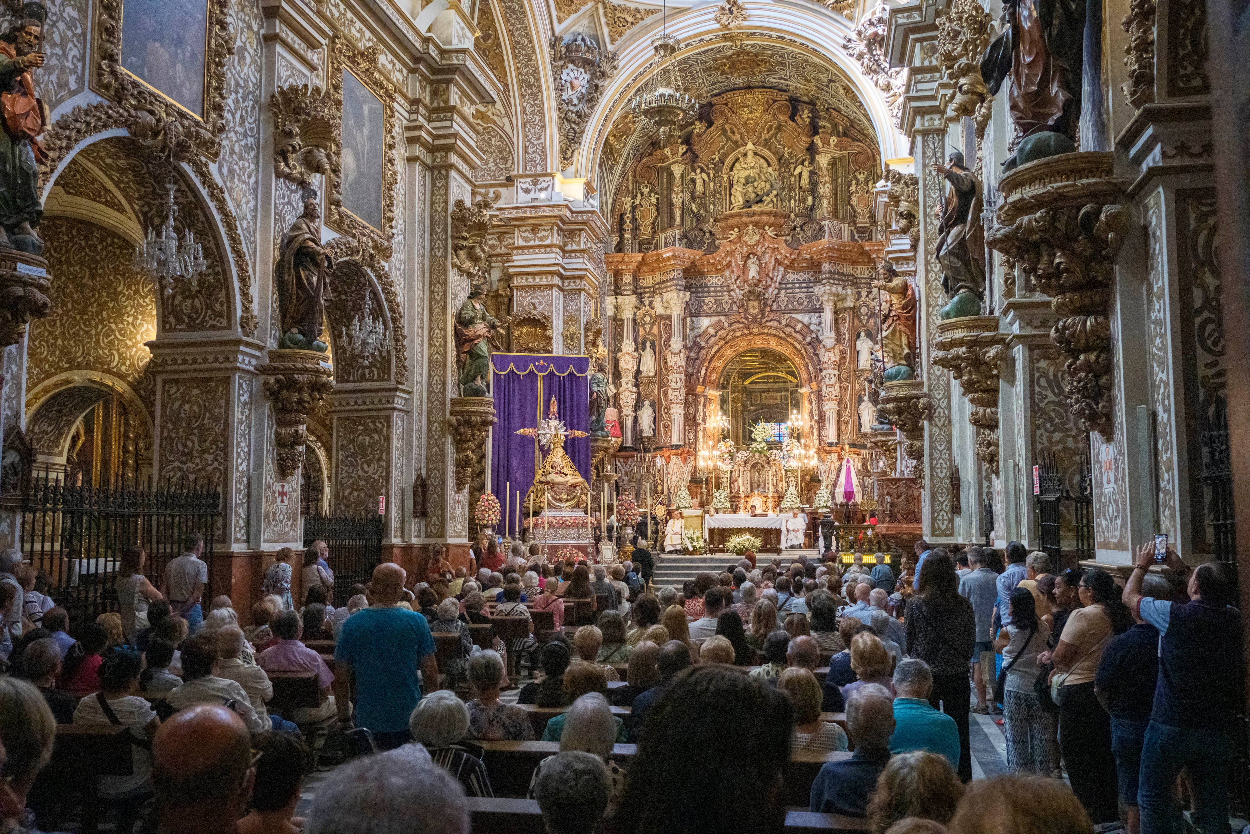 La ofrenda floral a la Virgen de las Angustias, en imágenes