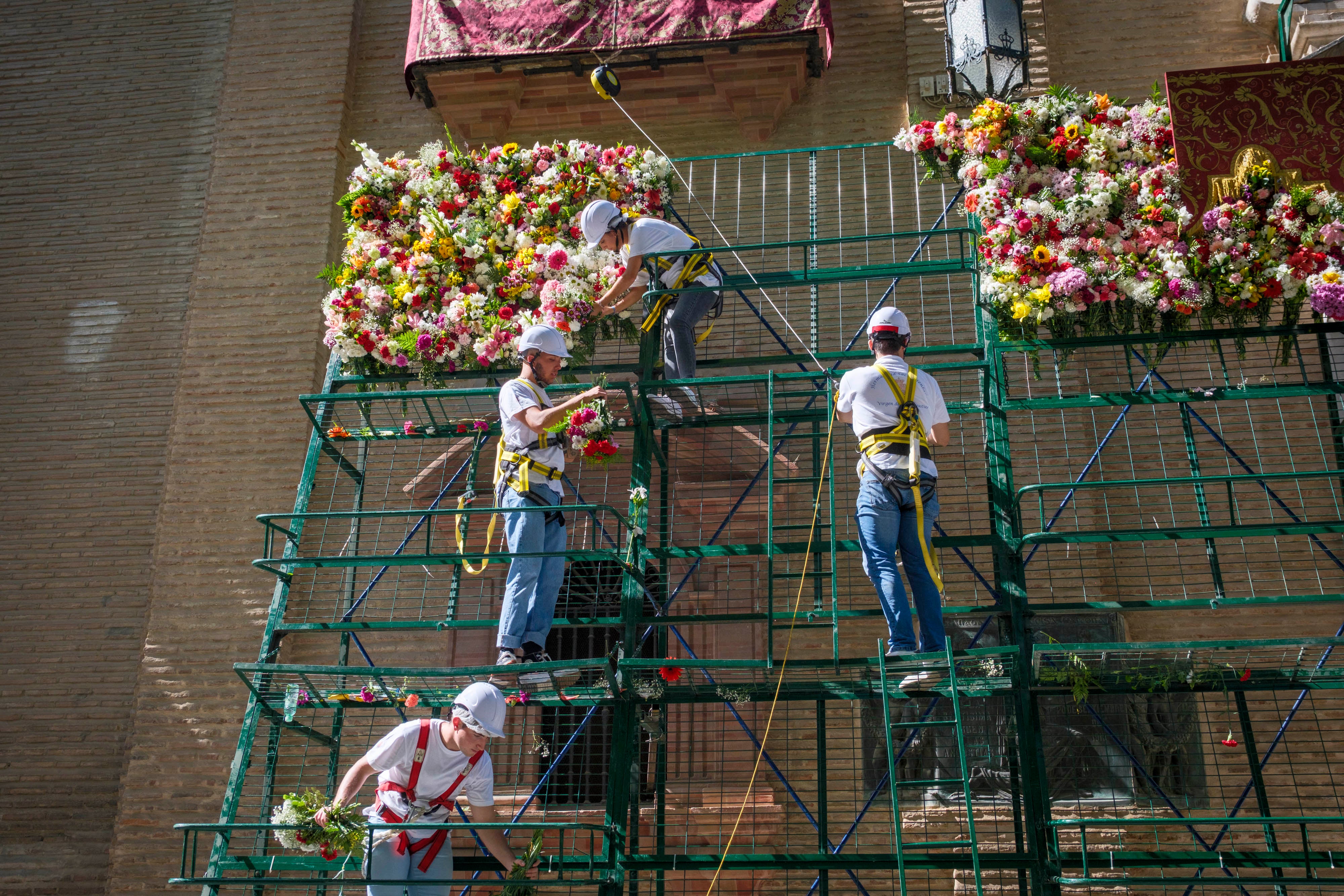 La ofrenda floral a la Virgen de las Angustias, en imágenes