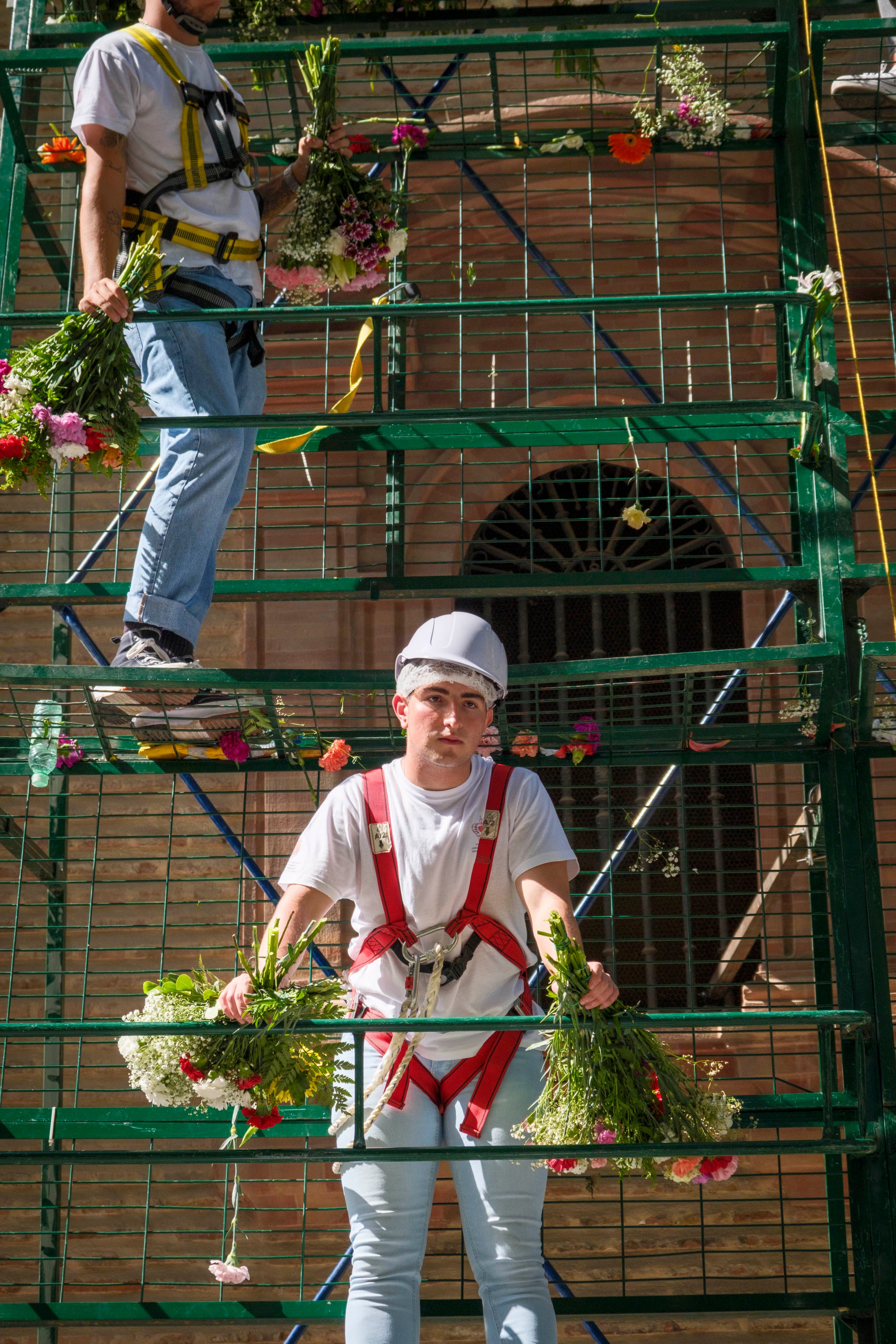 La ofrenda floral a la Virgen de las Angustias, en imágenes