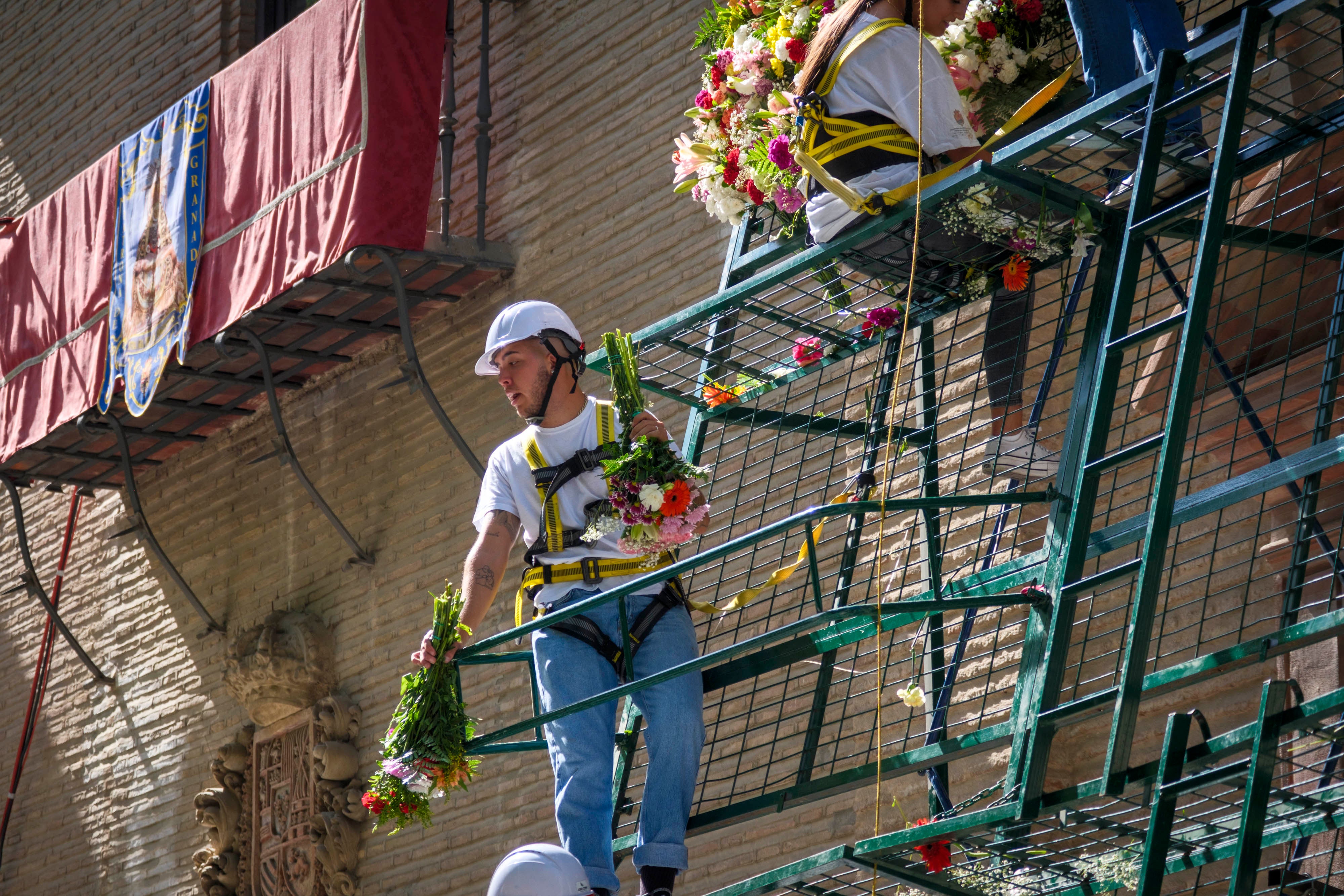 La ofrenda floral a la Virgen de las Angustias, en imágenes