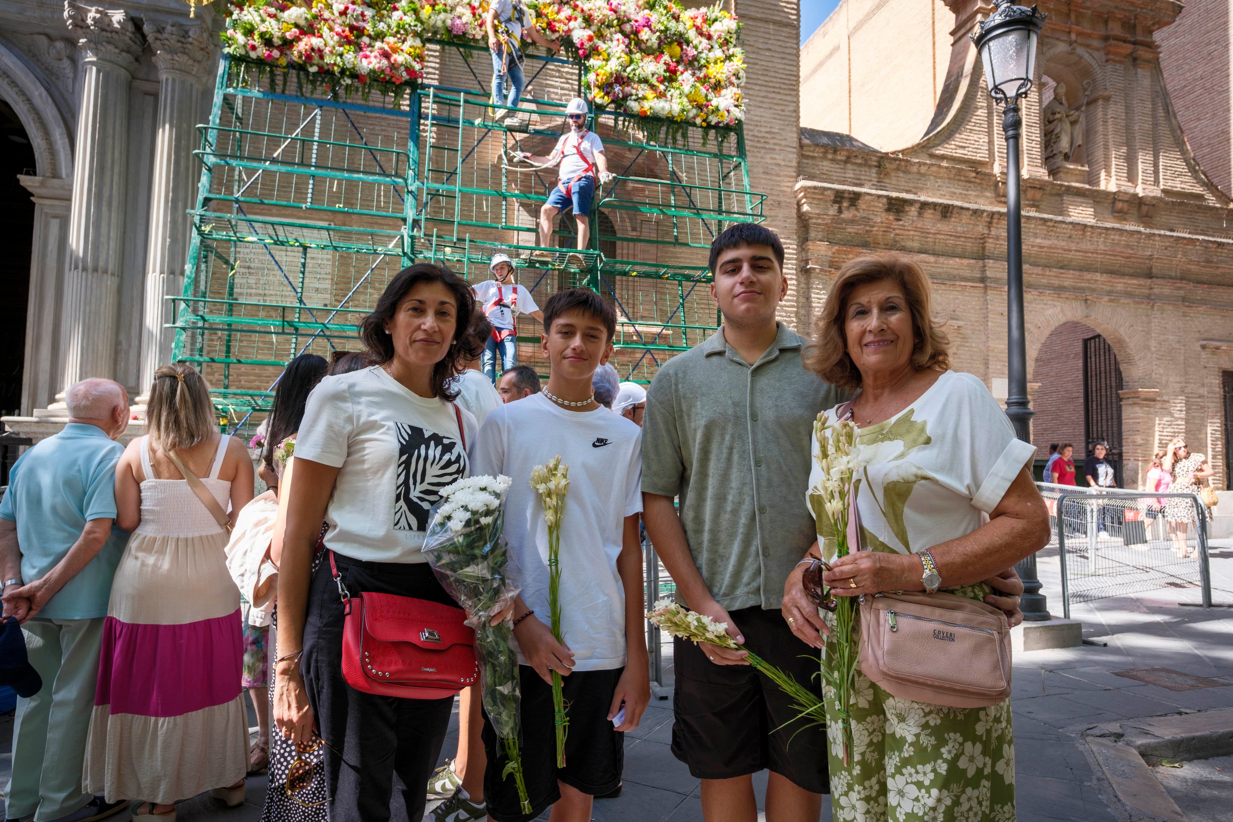 La ofrenda floral a la Virgen de las Angustias, en imágenes