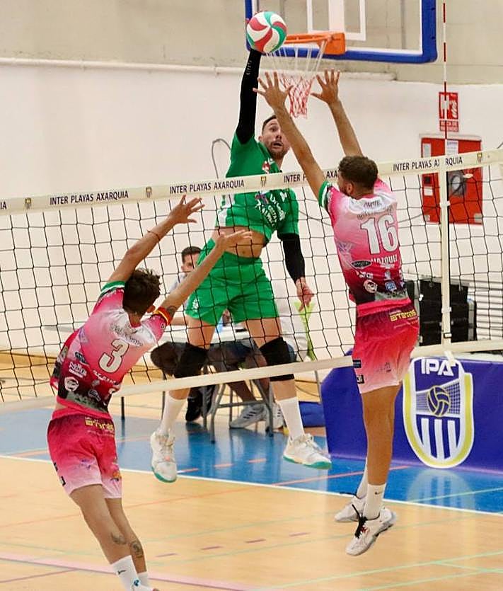 Imagen secundaria 2 - Arriba, Alaka'i Todd ataca por punta. Abajo a la izquierda, Borja Ruiz en un primer tiempo A la derecha, ataque de Charly Jimenez, MVP del partido.