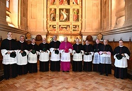 El obispo de Jaén, Sebastián Chico, con los diez nuevos canónigos.