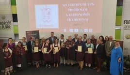 Foto de familia de los galardonados en los XIX Premios de Gastronomía Tradicional y autoridades.