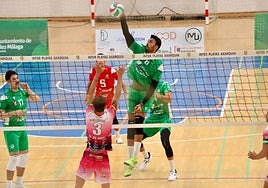 Jorge Fernández, sólido en la red, supera el bloqueo de Alamberi.