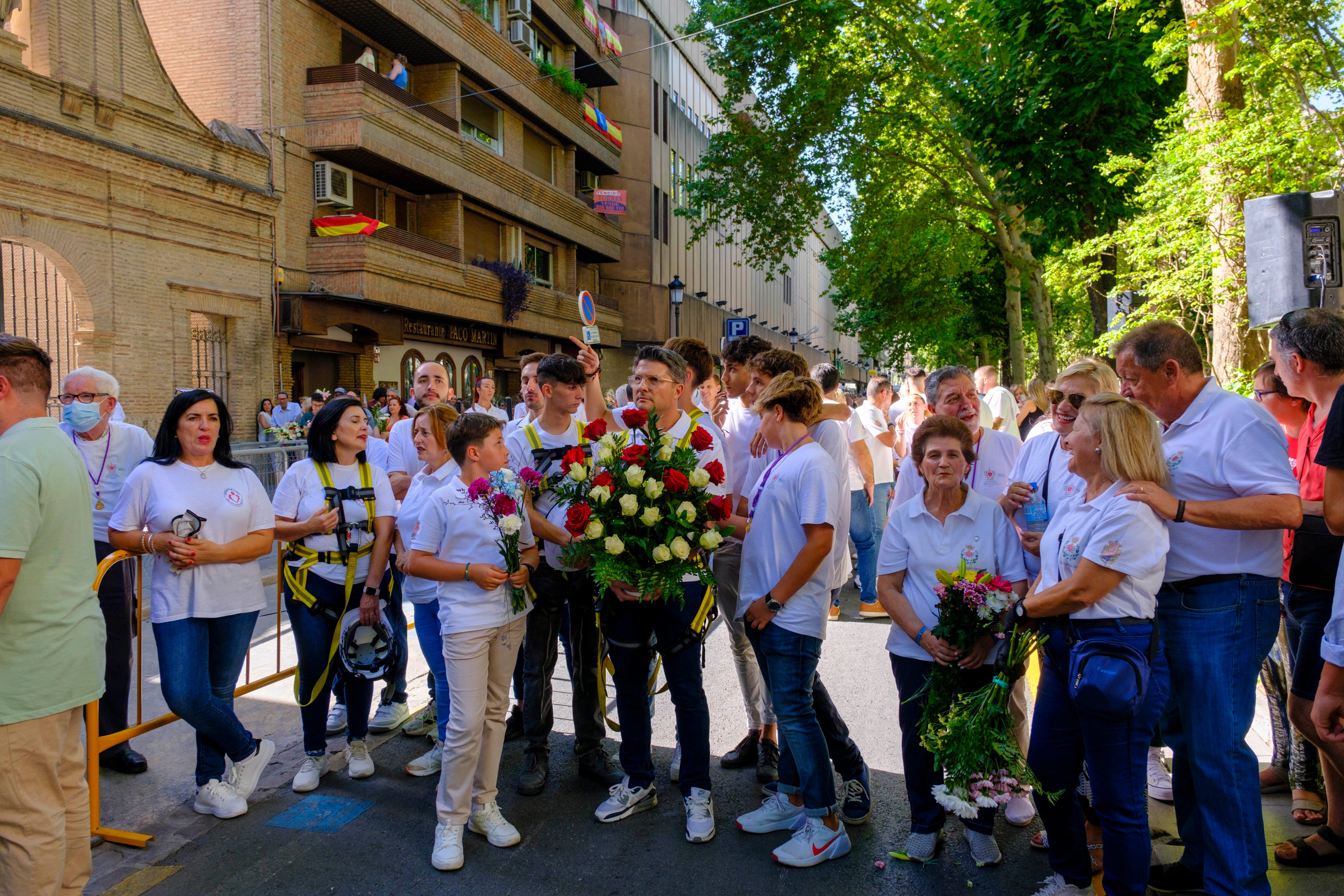 La ofrenda floral a la Virgen de las Angustias, en imágenes