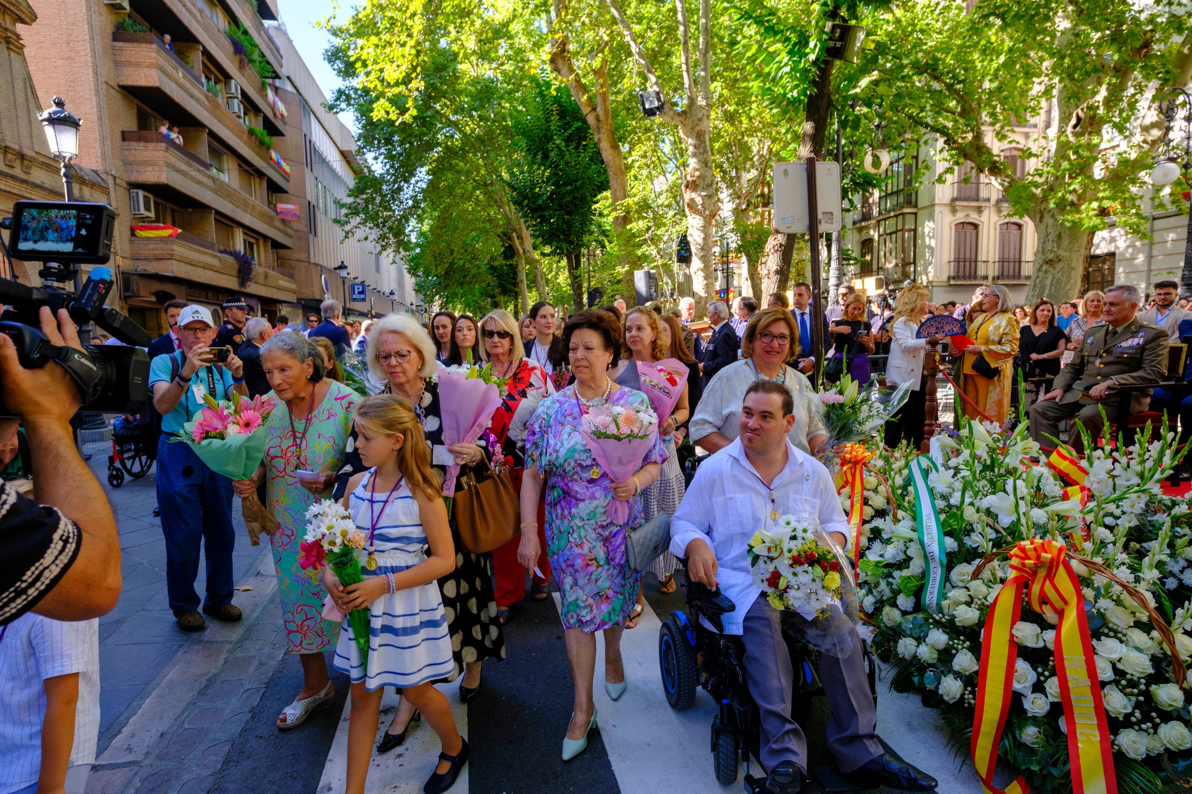 La ofrenda floral a la Virgen de las Angustias, en imágenes