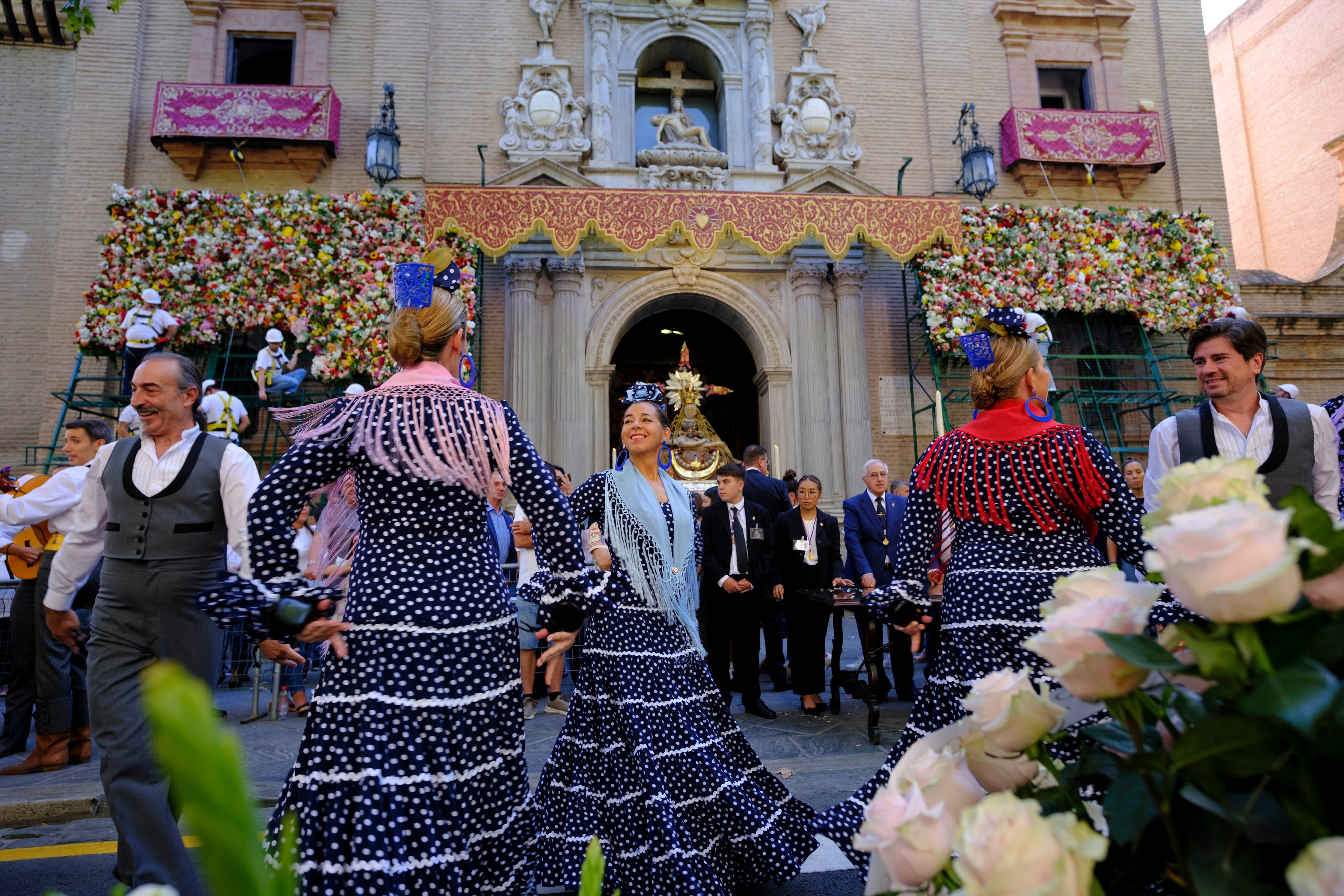 La ofrenda floral a la Virgen de las Angustias, en imágenes