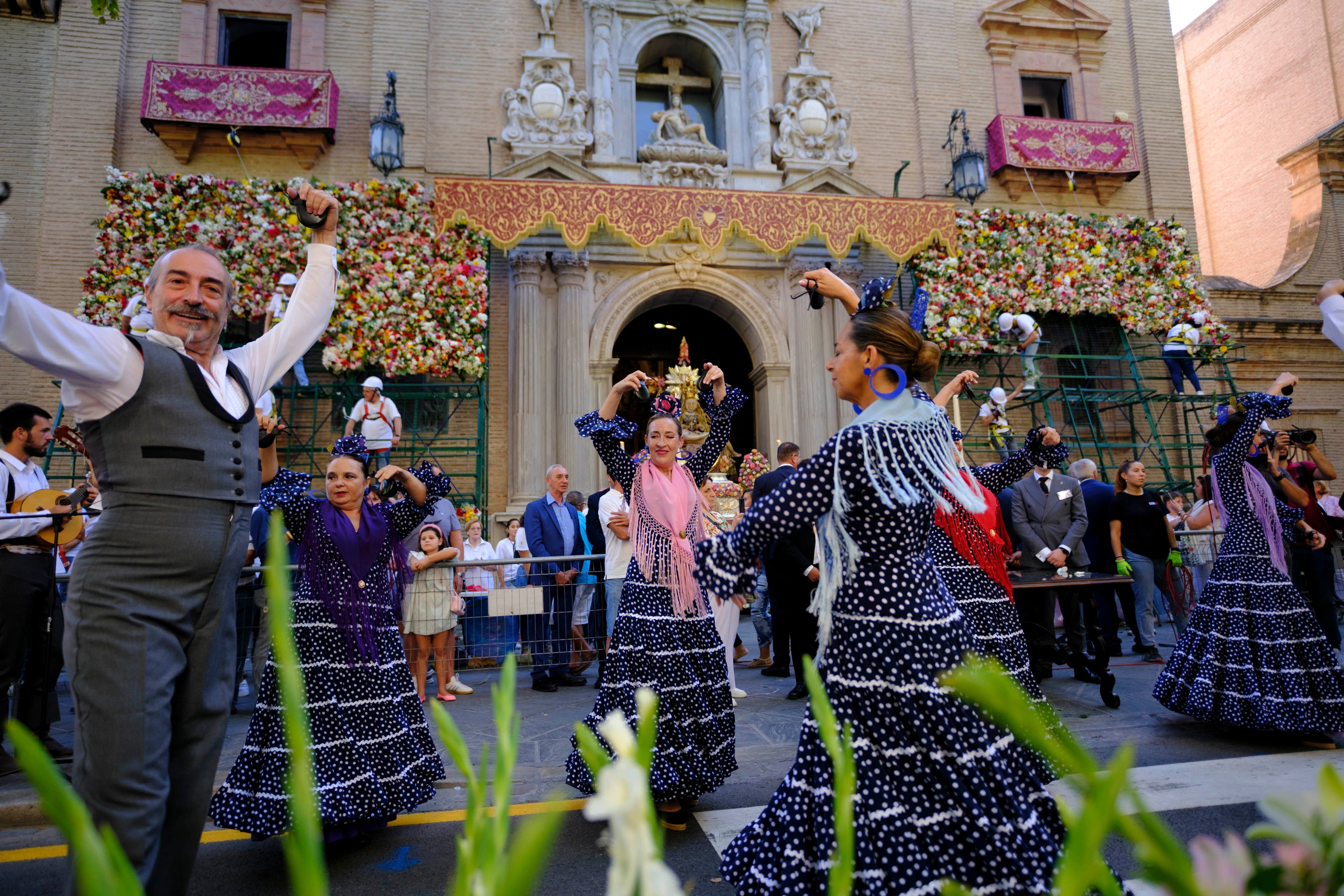 La ofrenda floral a la Virgen de las Angustias, en imágenes