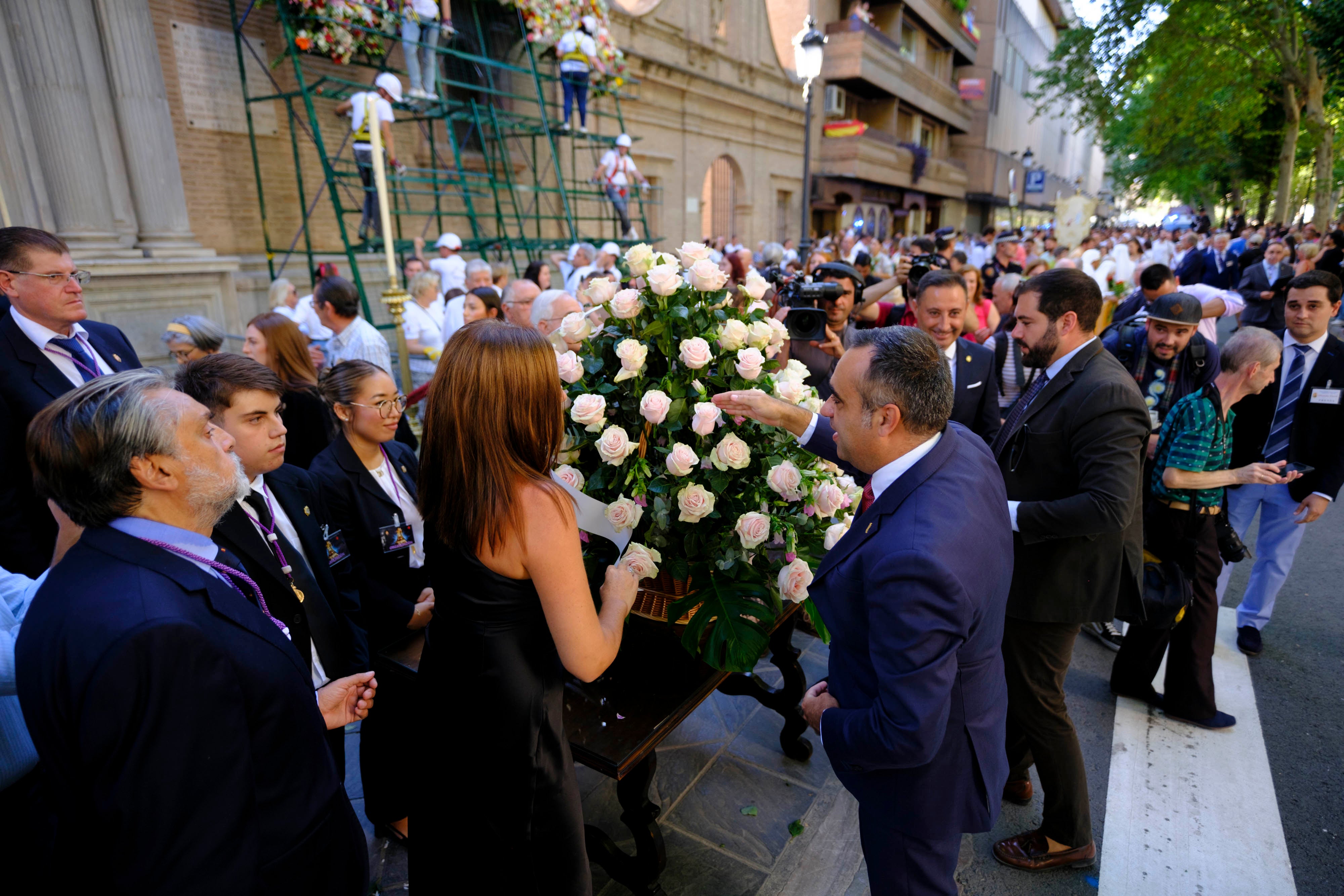 La ofrenda floral a la Virgen de las Angustias, en imágenes