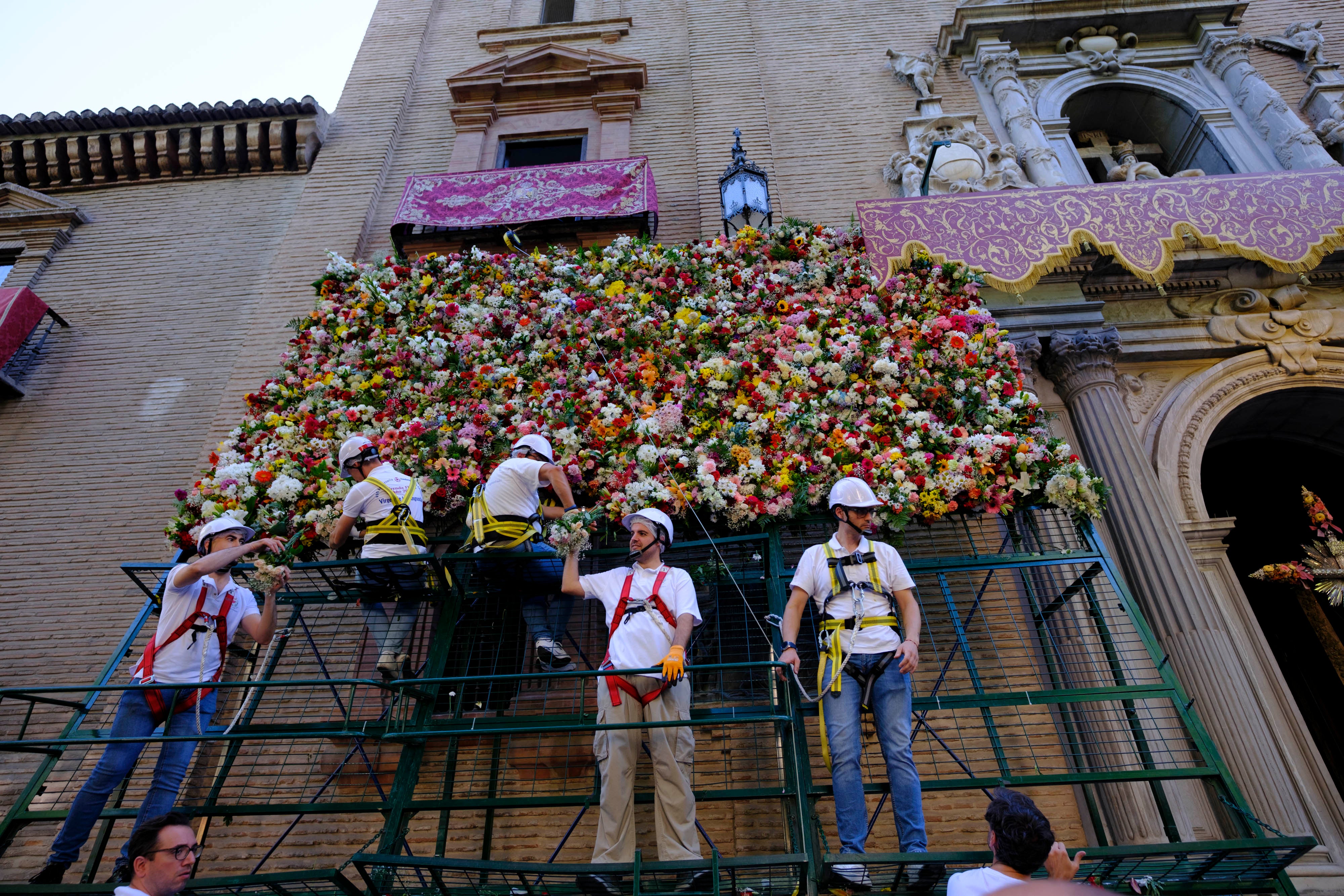 La ofrenda floral a la Virgen de las Angustias, en imágenes