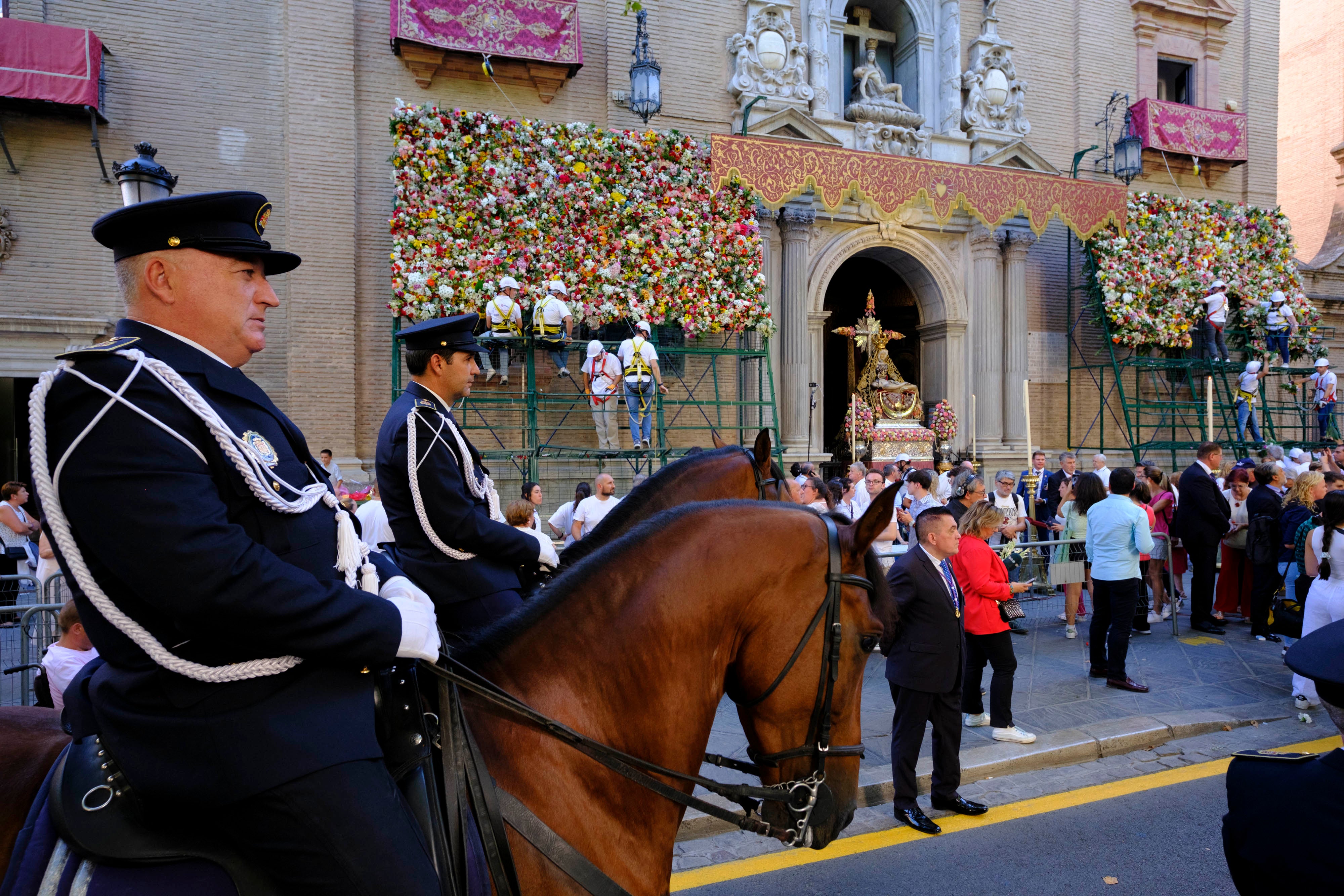 La ofrenda floral a la Virgen de las Angustias, en imágenes