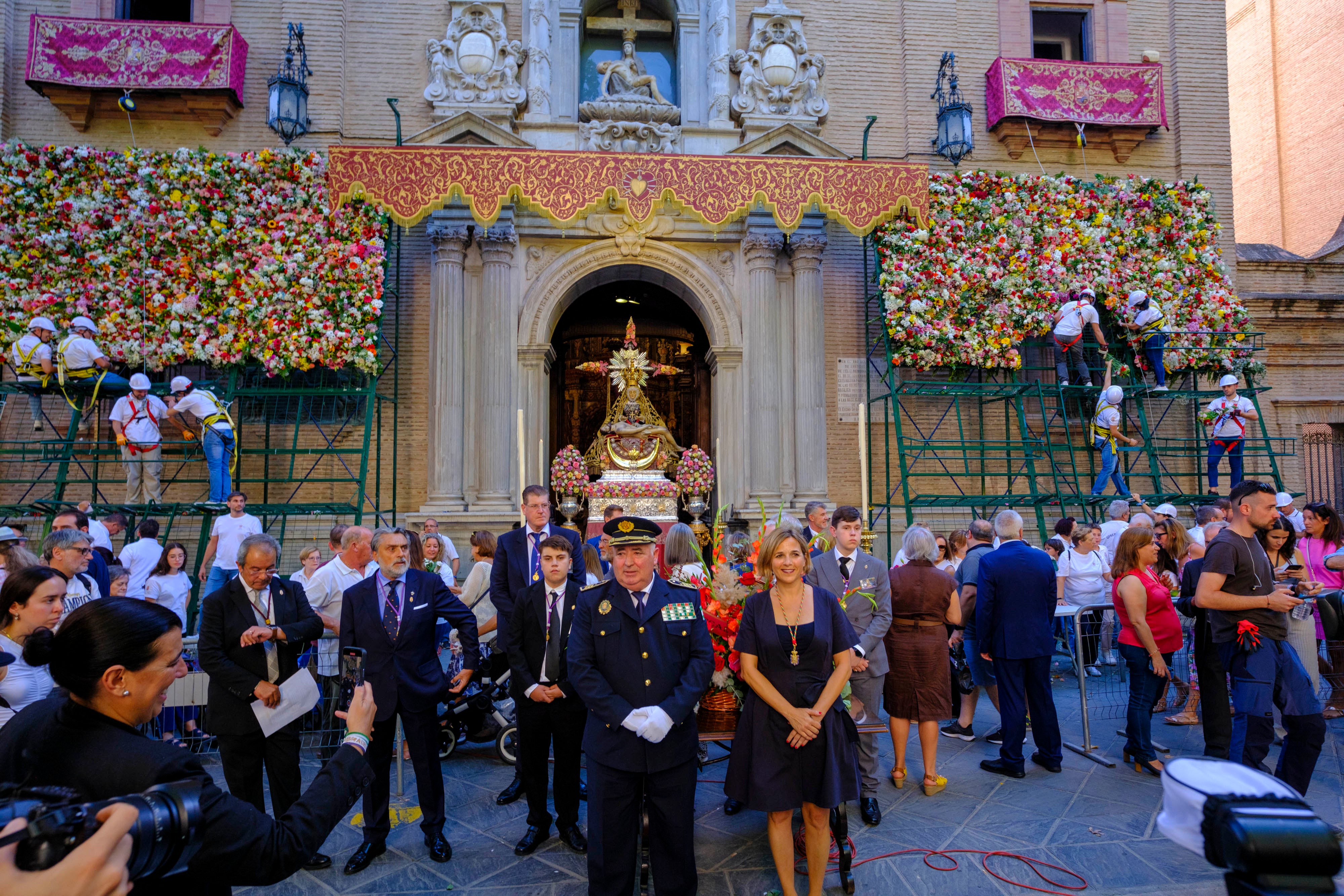 La ofrenda floral a la Virgen de las Angustias, en imágenes