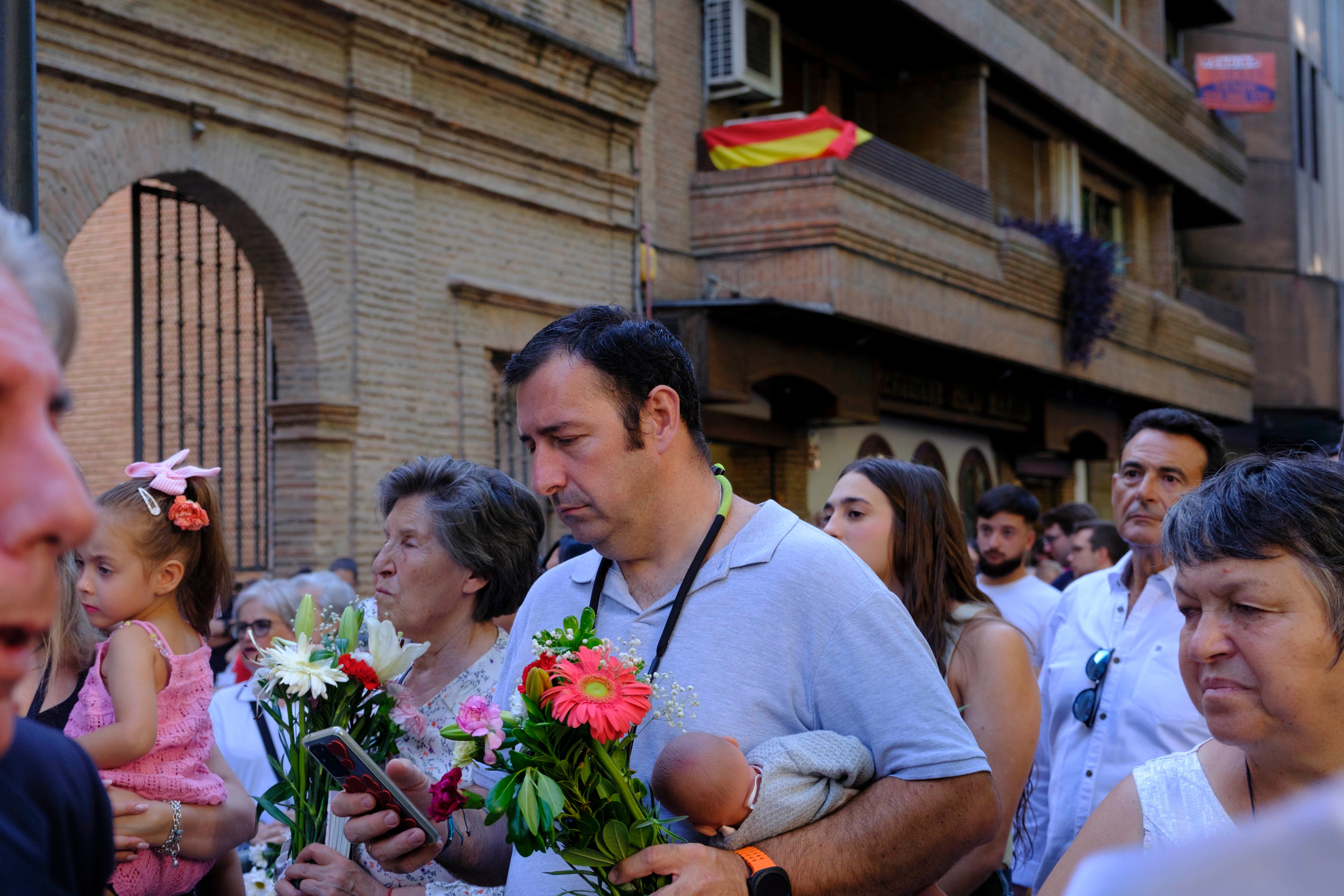 La ofrenda floral a la Virgen de las Angustias, en imágenes