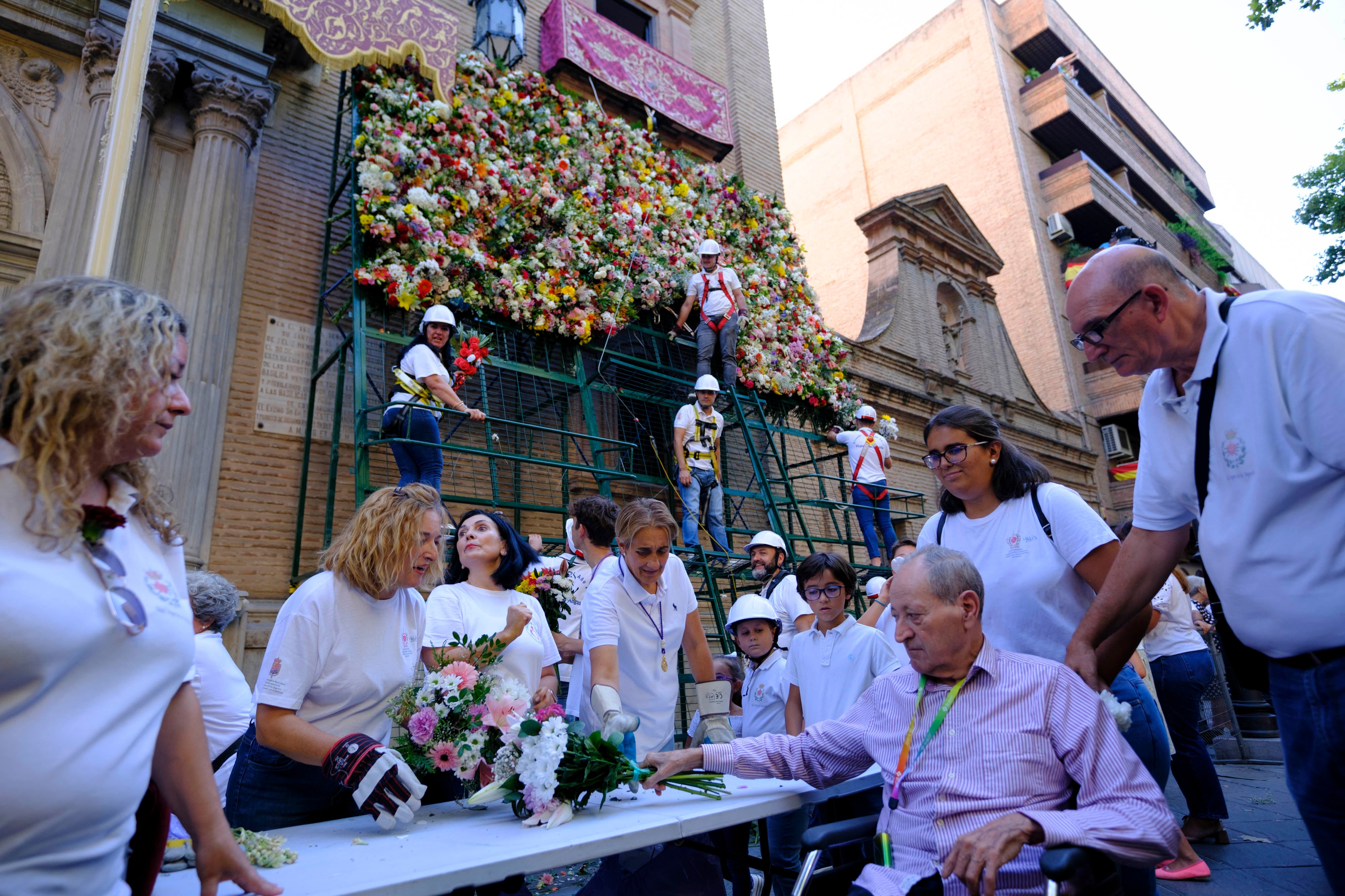 La ofrenda floral a la Virgen de las Angustias, en imágenes