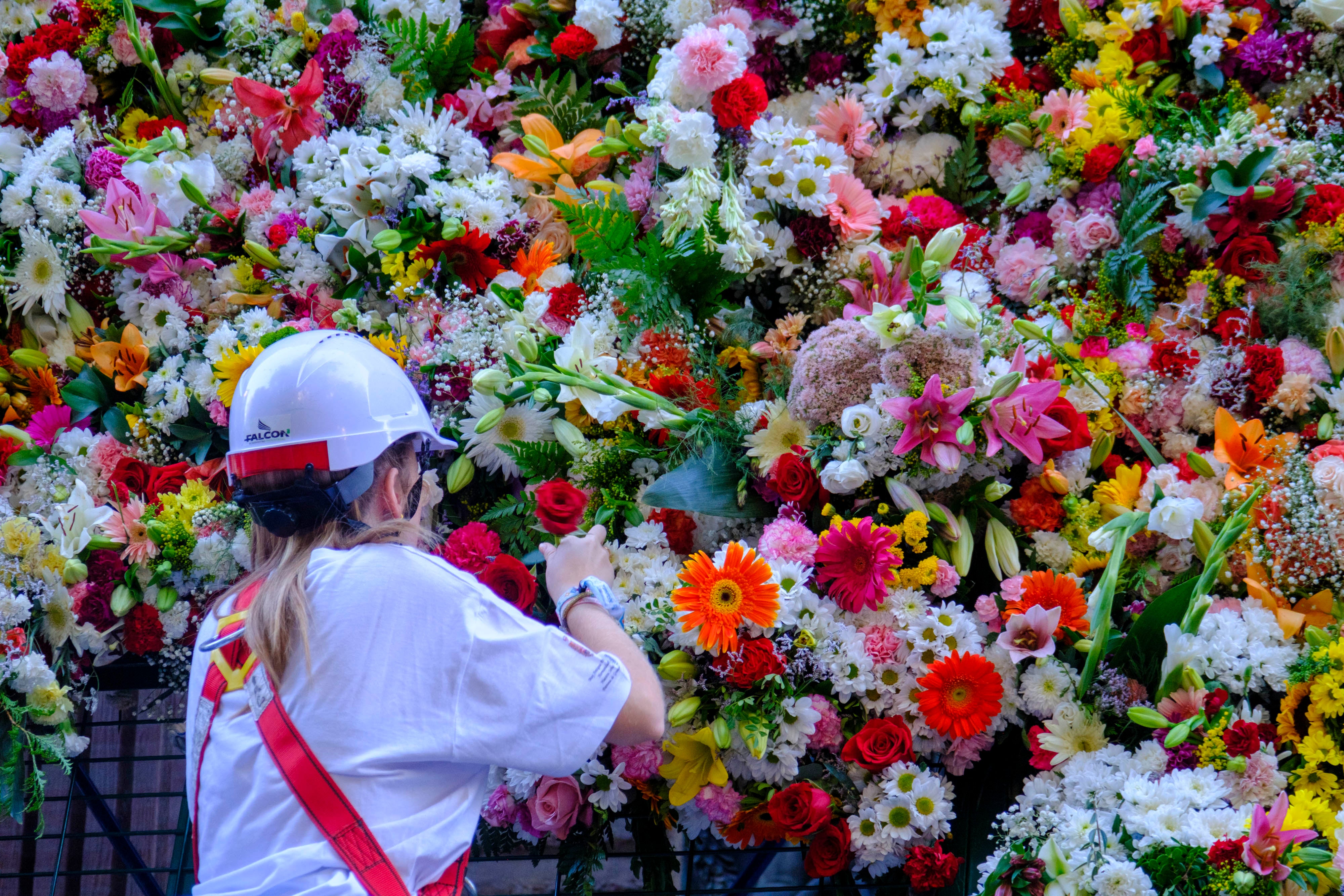 La ofrenda floral a la Virgen de las Angustias, en imágenes