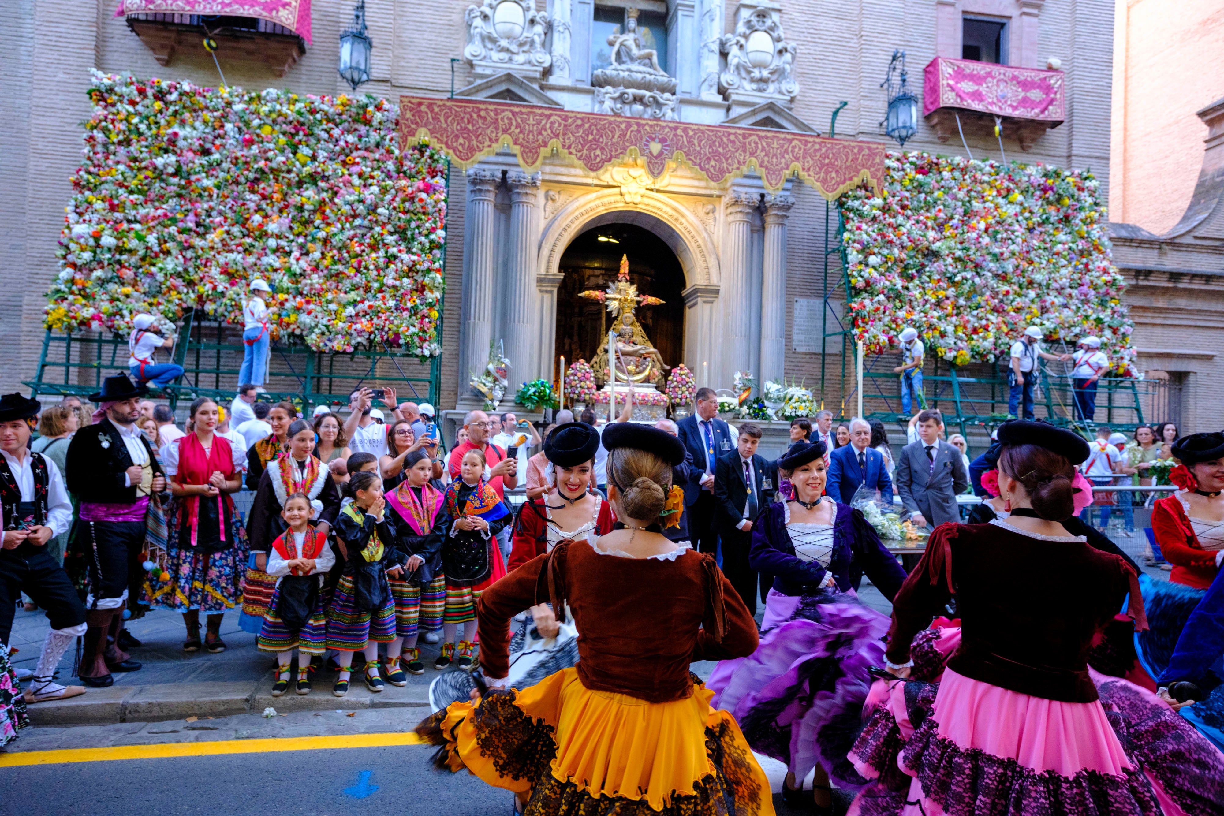 La ofrenda floral a la Virgen de las Angustias, en imágenes