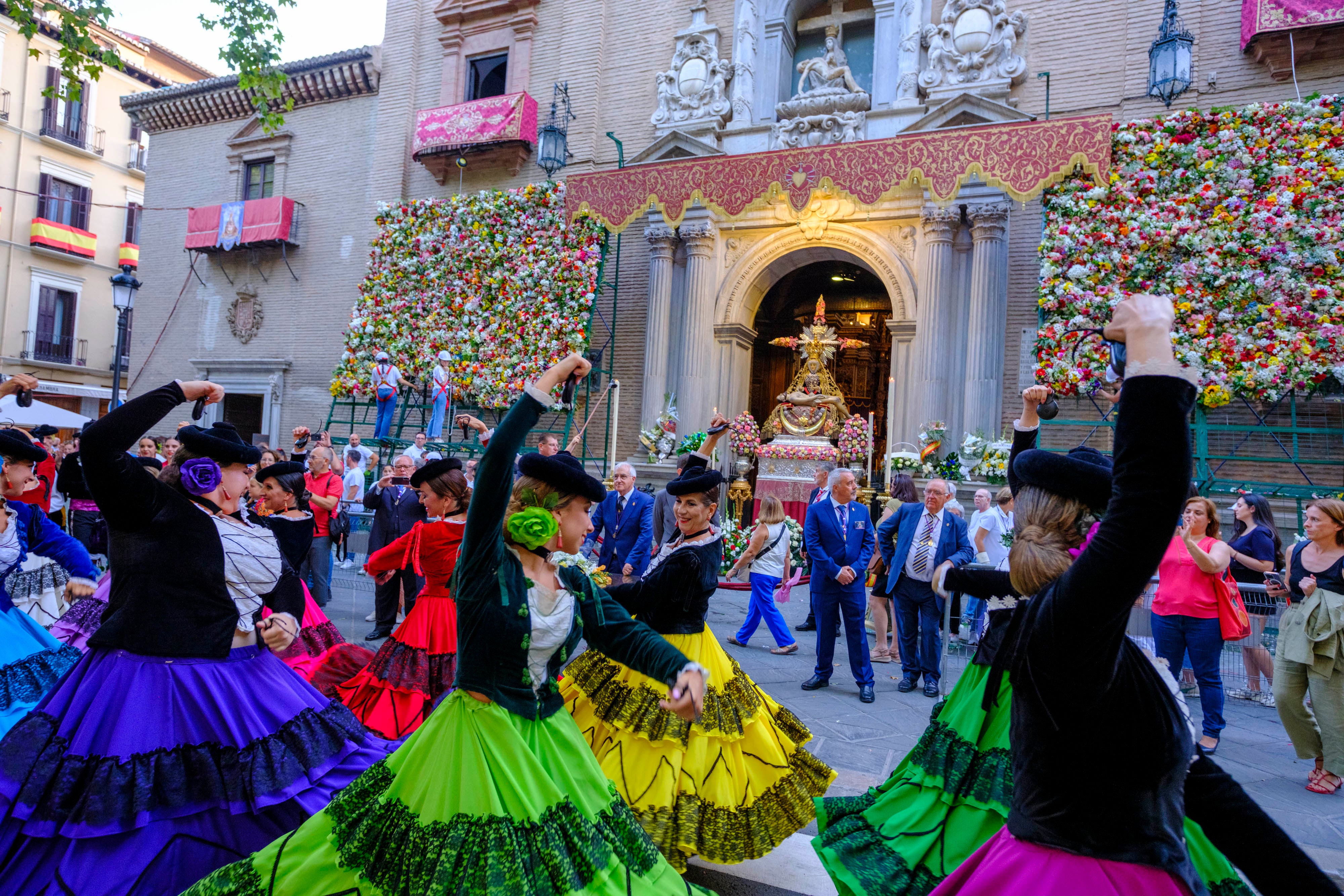 La ofrenda floral a la Virgen de las Angustias, en imágenes