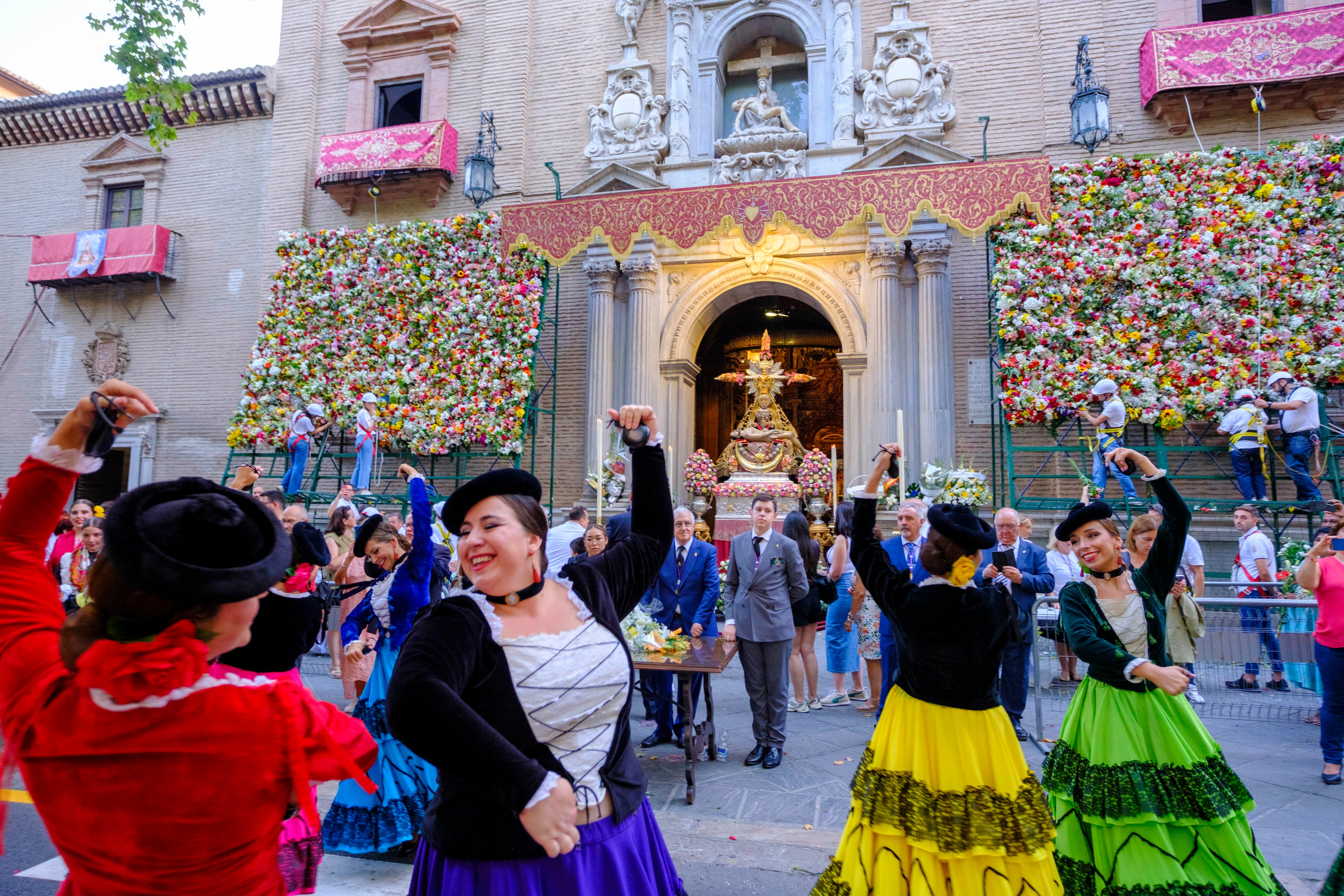 La ofrenda floral a la Virgen de las Angustias, en imágenes