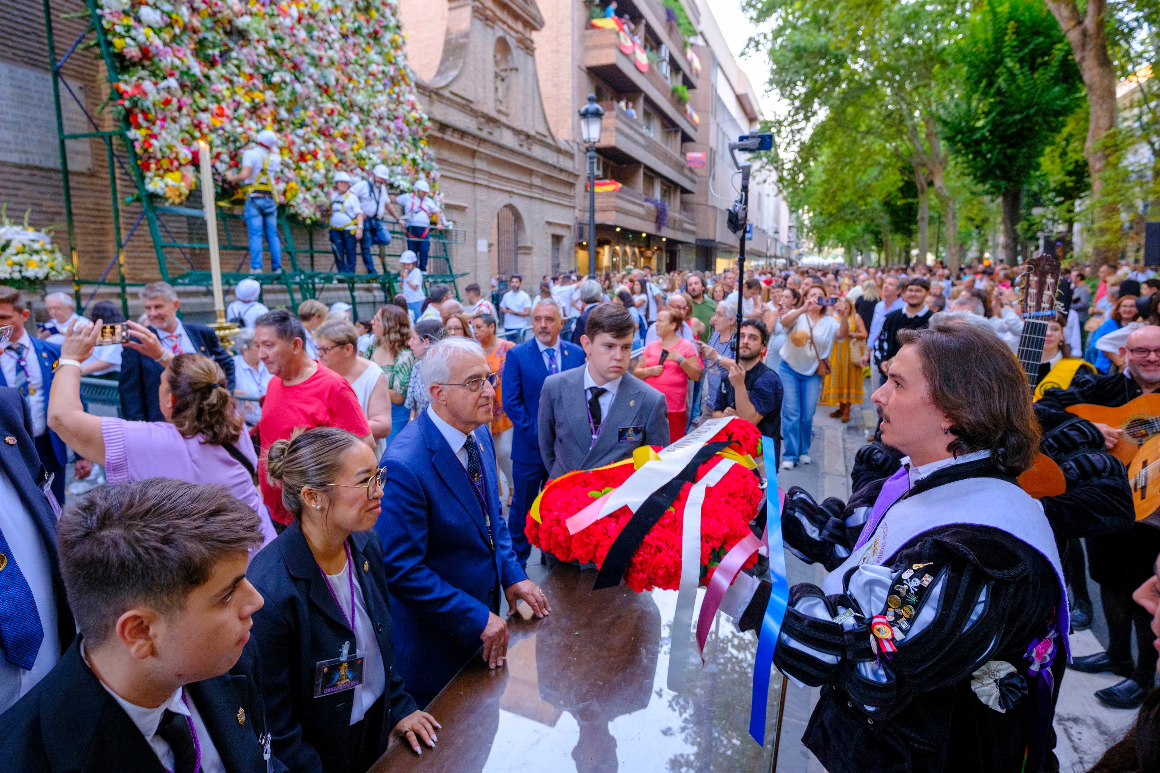 La ofrenda floral a la Virgen de las Angustias, en imágenes