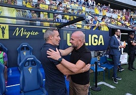 El entrenador Óscar Cano, a la izquierda, saluda al exrojiblanco Paco López antes de un partido este curso.