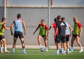 Uzuni recibe el balón durante un ejercicio.