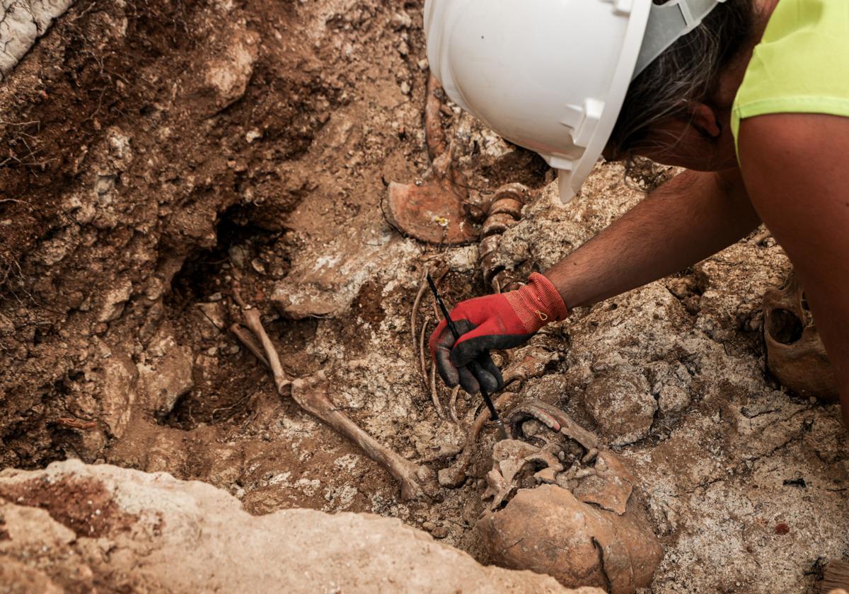 Excavación de los restos en la fosa.