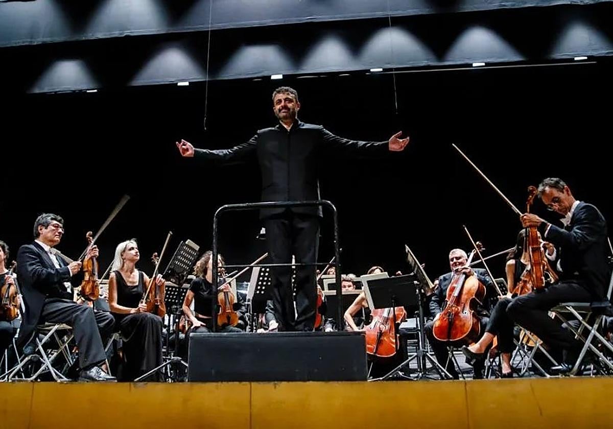 Manuel Coves y la ORCAM actuando en la Gran Gala de Zarzuela