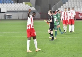 Sadiq Umar celebra el final del partido en la última visita orellut a Almería.