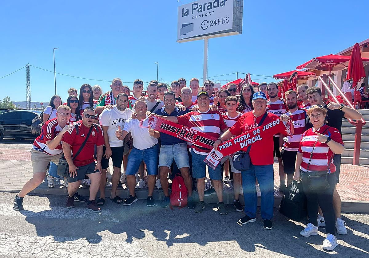 Los aficionados, en un parada por el camino.