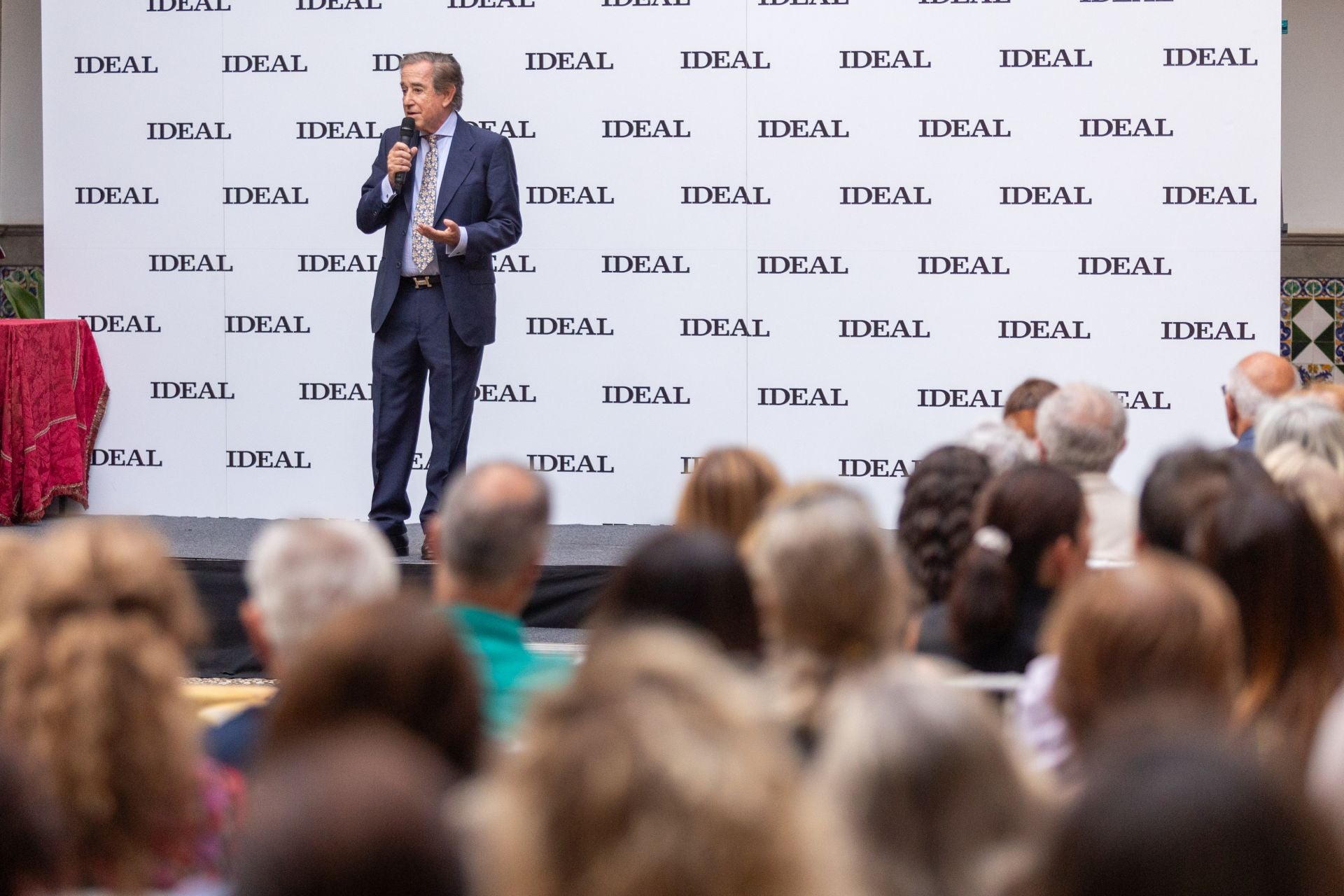 Las imágenes del Aula de Cultura de IDEAL con Enrique Rojas