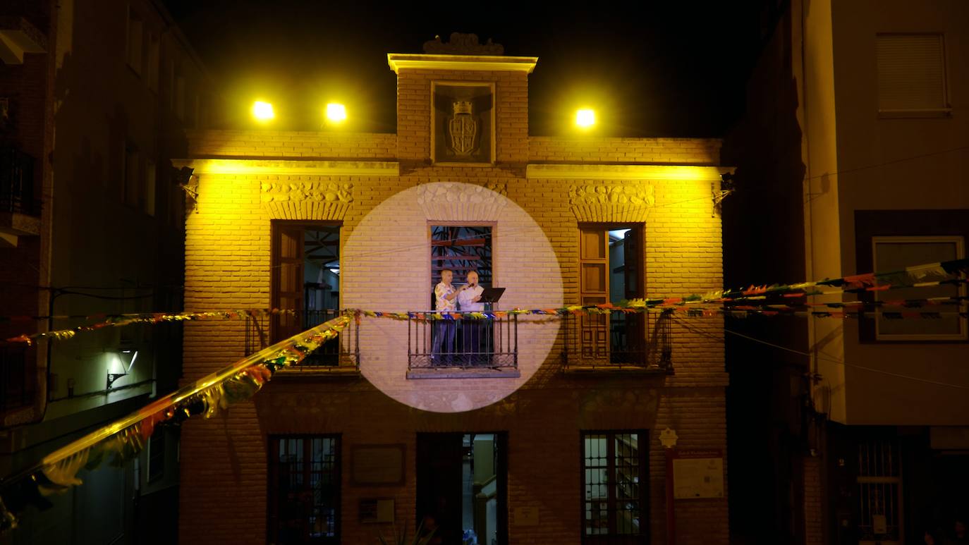 Imagen principal - Don José Luis ofreciendo el pregón de las fiestas de Íllora desde el balcón del antiguo Ayuntamiento y en la imagen del centro acompañado por el alcalde, Antonio Salazar y el autor de la portada del libro de las fiestas, Luis Martín. 