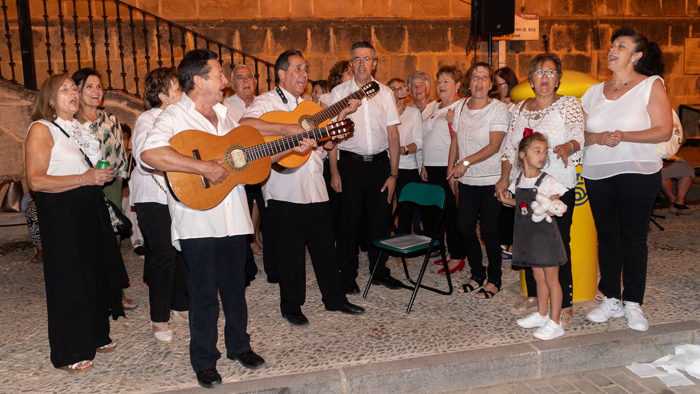 El coro rociero entonando la canción que han compuesto al párroco y que ya se ha convertido en el himno de la despedida.