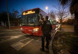 Un agente controla un autobús urbano.