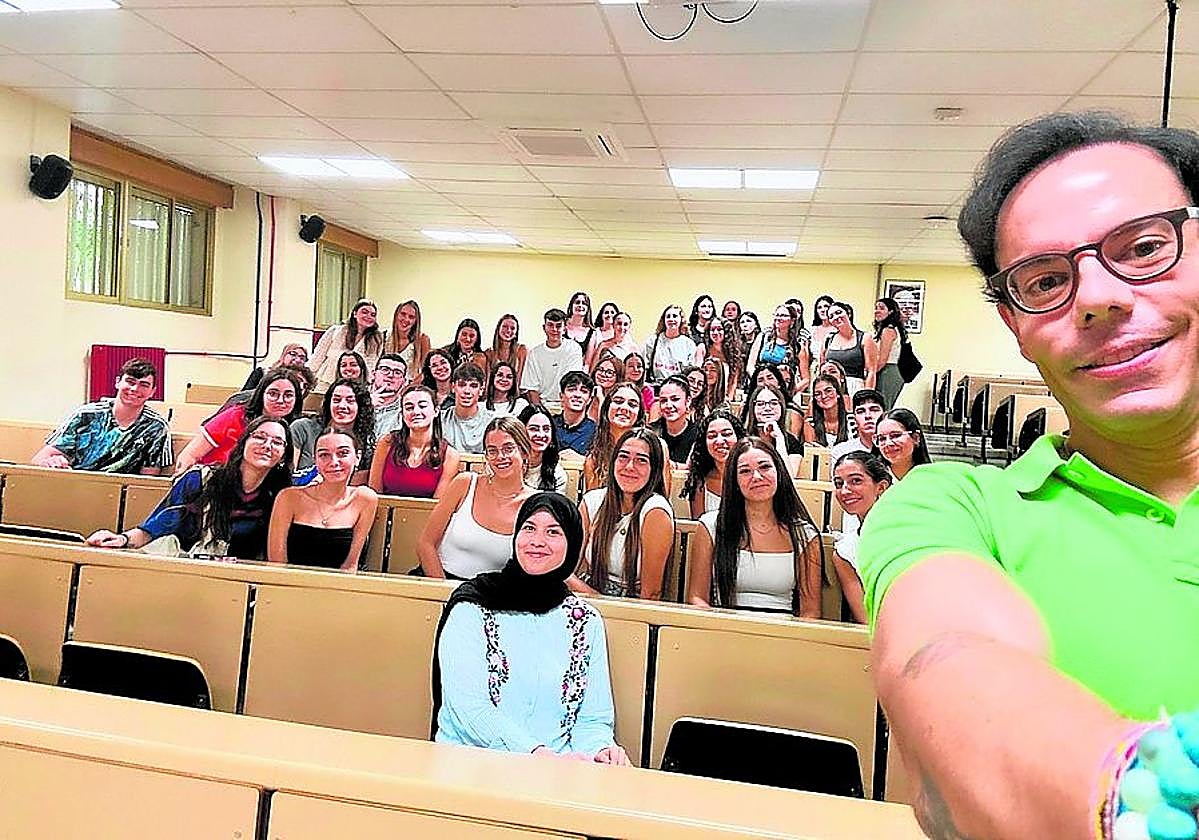 Javier Díaz se hace un selfi con sus nuevos alumnos de Farmacia.