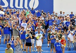 Aficionados junto al marcador de Linarejos animando al equipo frente al Antoniano