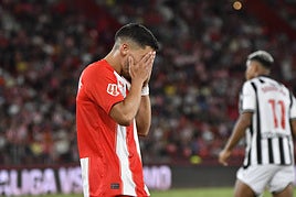 Lucas Robertone lamenta una acción del partido.