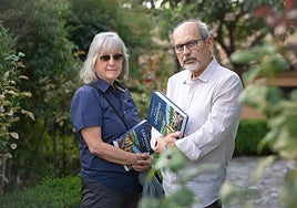 Merche S. Calle y Juan Enrique Gómez posan con el libro que presentarán mañana.