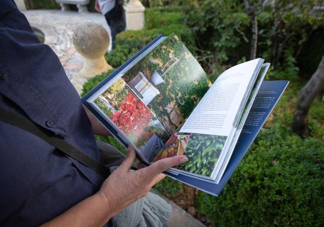 La obra está ilustrada con más de setecientas fotos.