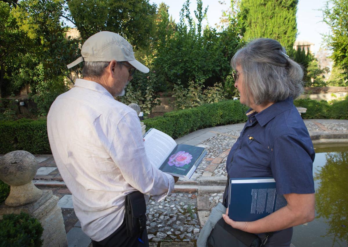 Imagen secundaria 1 - En el jardín del Aljibe del Rey, donde será la presentación. 